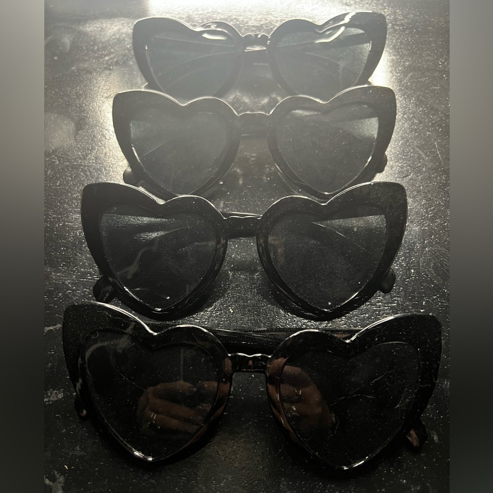 Black heart shaped glasses - Picture 2 of 3
